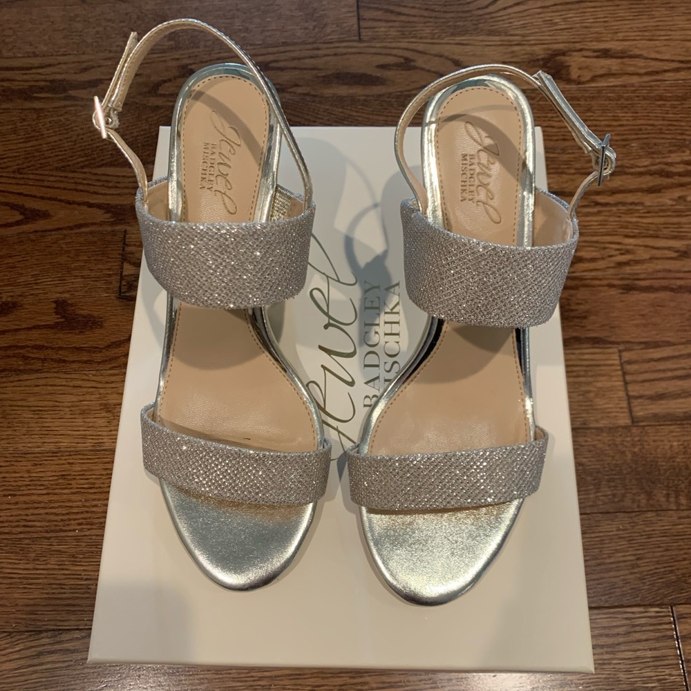 Badgley Mischka gold wedge Size 8.5